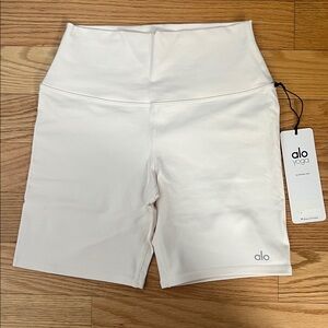 NWT ALO Yoga High Waist Ivory Bike Shorts